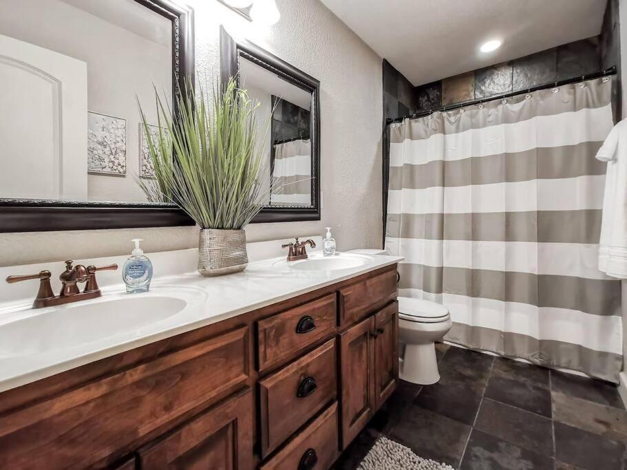 Villa Amazing Locale 2Kingbr 1Bth Kansas City Exterior foto